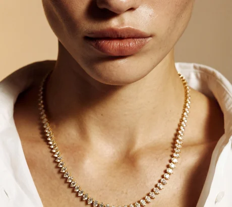 freepik__eldivenli-modelin-img1-kolyesini-kupesini-ve-bilek__82069